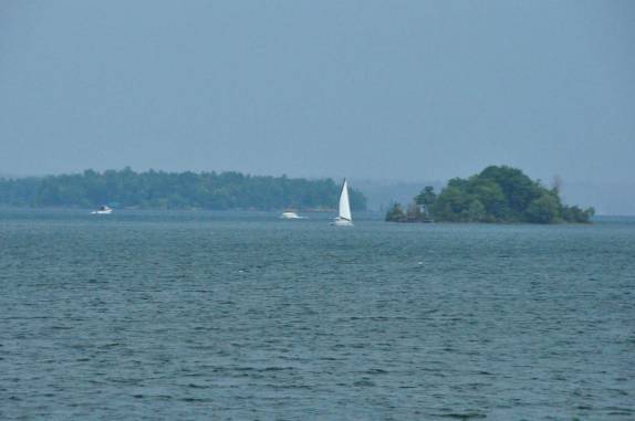Veleiro na região de 1000 Islands, na fronteira de Canadá e Esatdos Unidos